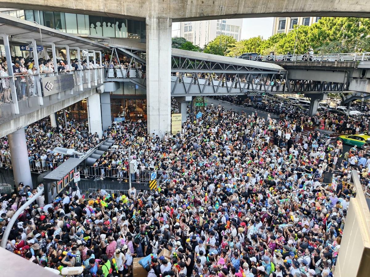 Tayland ın en b&uuml;y&uuml;k bayramı başladı: Songkran Su Festivali nedir? 1