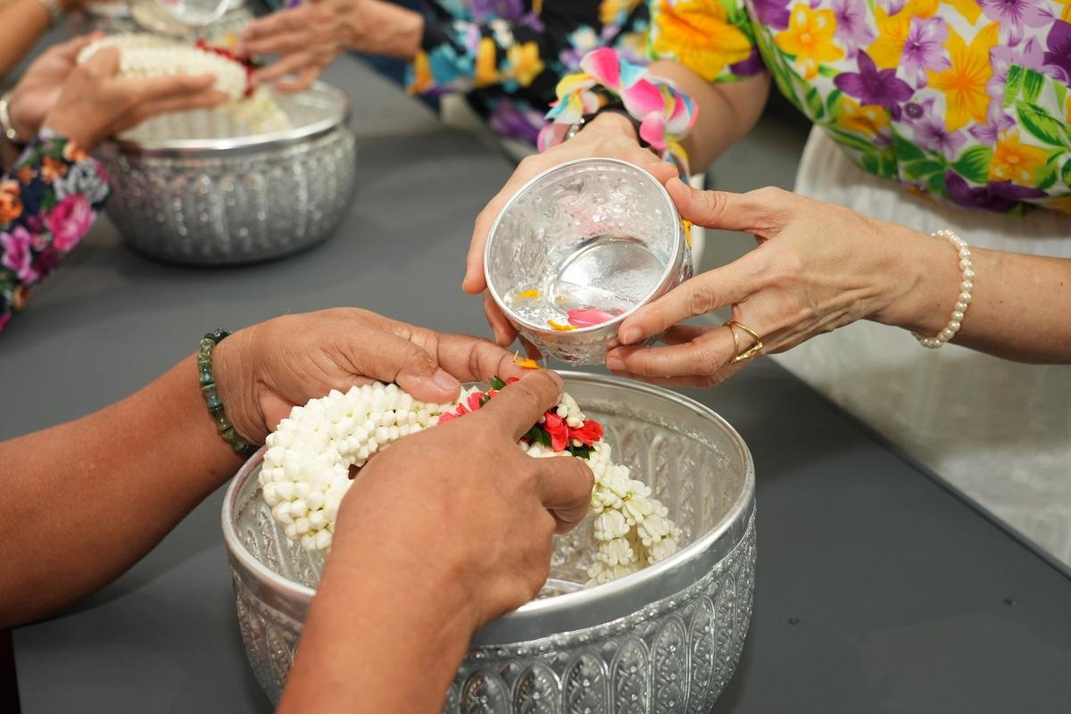 Tayland ın en b&uuml;y&uuml;k bayramı başladı: Songkran Su Festivali nedir? 3