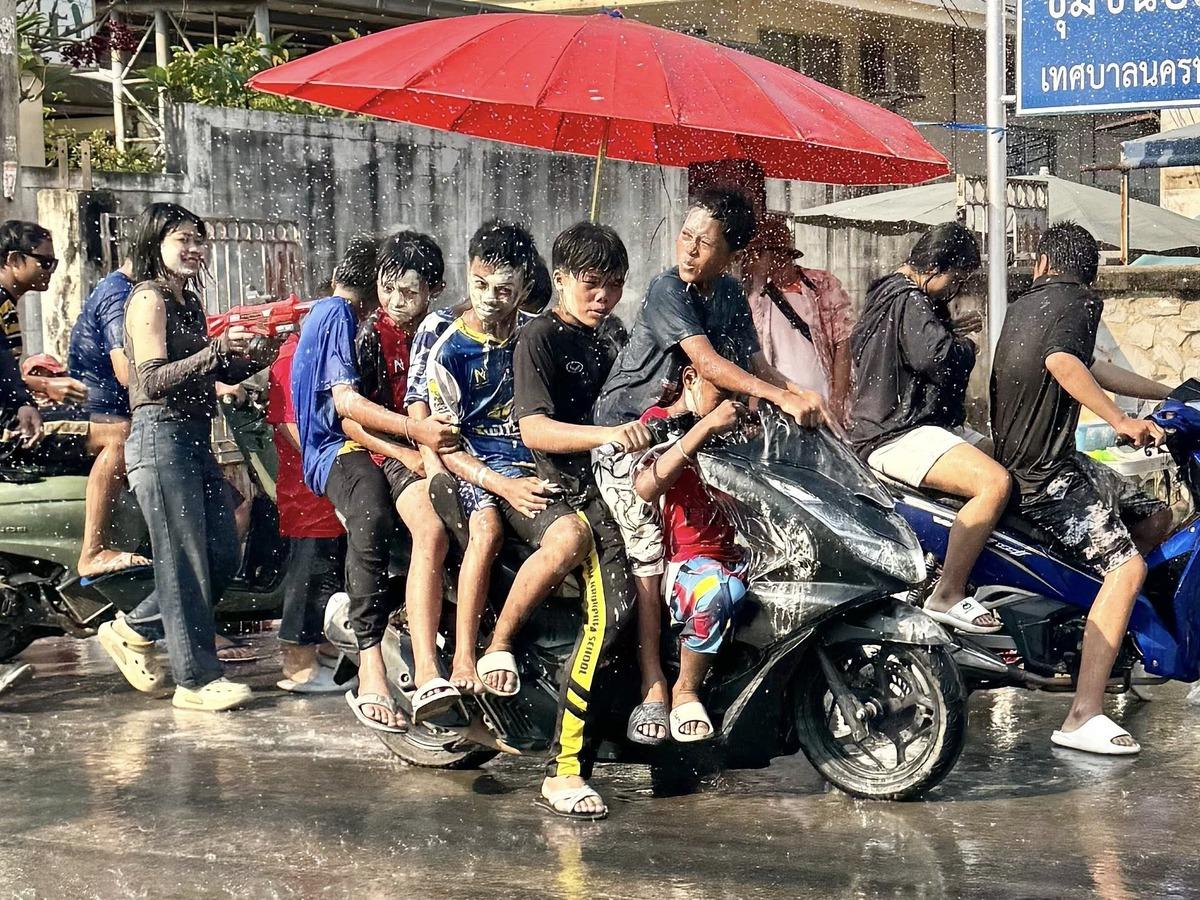 Tayland ın en b&uuml;y&uuml;k bayramı başladı: Songkran Su Festivali nedir? 4