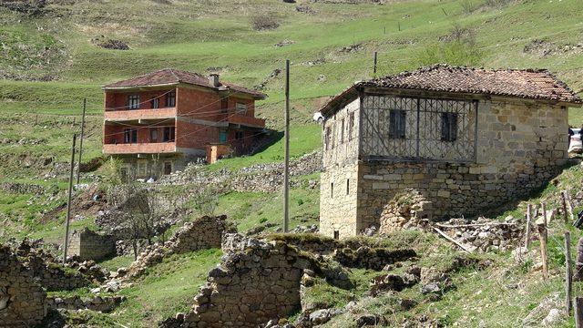 Arkeolojik doğal sit alanı Santa Harabeleri'ne tuğla bina