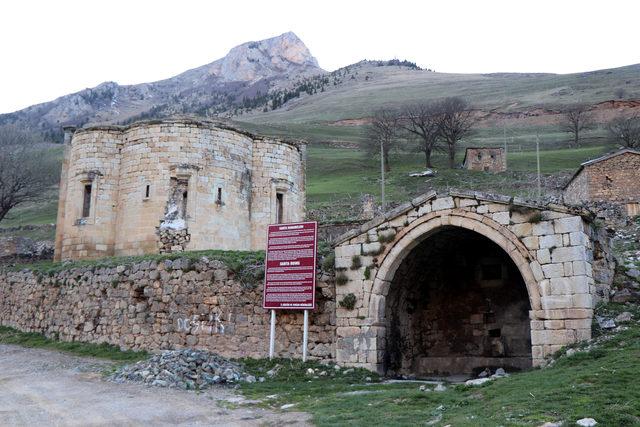 Arkeolojik doğal sit alanı Santa Harabeleri'ne tuğla bina