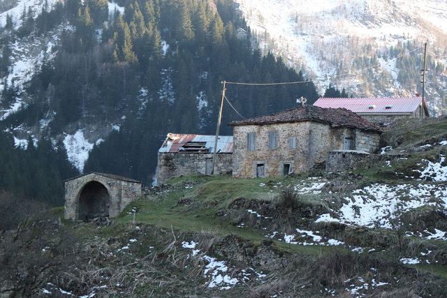 Arkeolojik doğal sit alanı Santa Harabeleri'ne tuğla bina