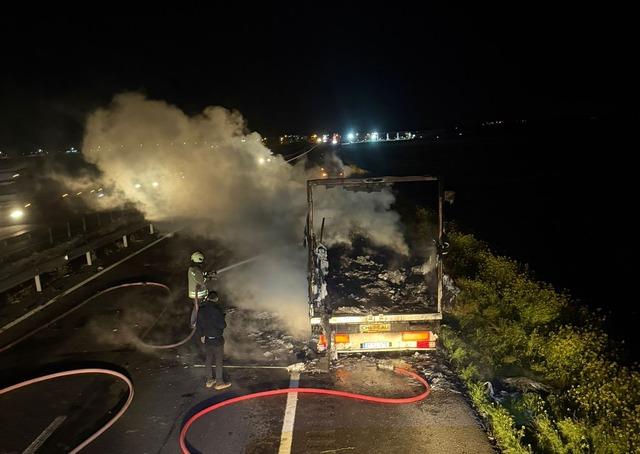 Mardin de seyir halindeki tırın dorsesinde &ccedil;ıkan yangın s&ouml;nd&uuml;r&uuml;ld&uuml; 2