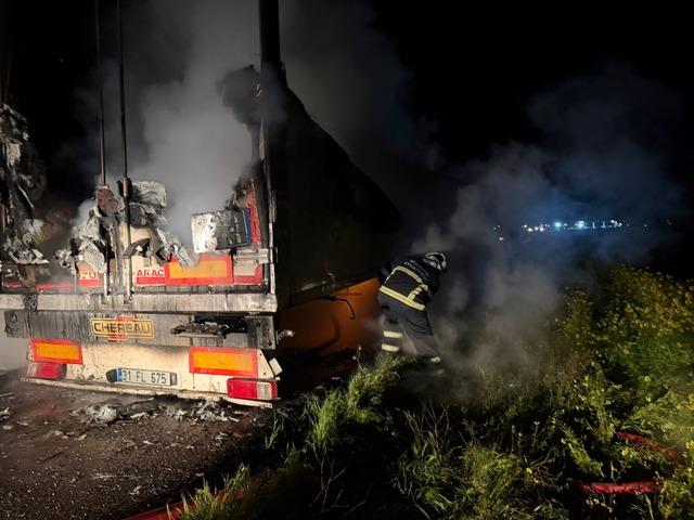 Mardin de seyir halindeki tırın dorsesinde &ccedil;ıkan yangın s&ouml;nd&uuml;r&uuml;ld&uuml; 1