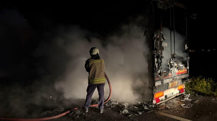 Mardin'de seyir halindeki tırın dorsesinde &ccedil;ıkan yangın s&ouml;nd&uuml;r&uuml;ld&uuml;
