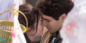 Dizinin y&ouml;netmeniyle aşk yaşayan &uuml;nl&uuml; oyuncu kadroda! Tepki &ccedil;ekti