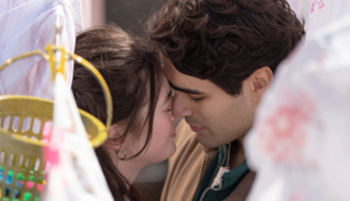 Dizinin y&ouml;netmeniyle aşk yaşayan &uuml;nl&uuml; oyuncu kadroda! Tepki &ccedil;ekti