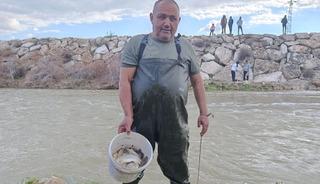 10 yıldır kurak olan &ccedil;ayda balık avladılar!