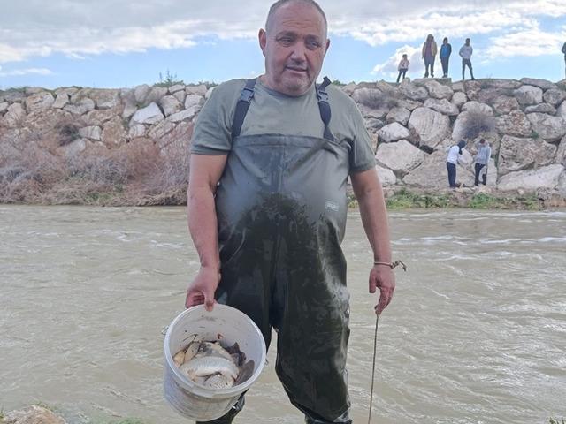10 yıldır kurak olan &ccedil;ayda balık avladılar!