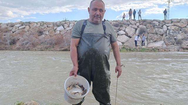 10 yıldır kurak olan çayda balık avladılar!