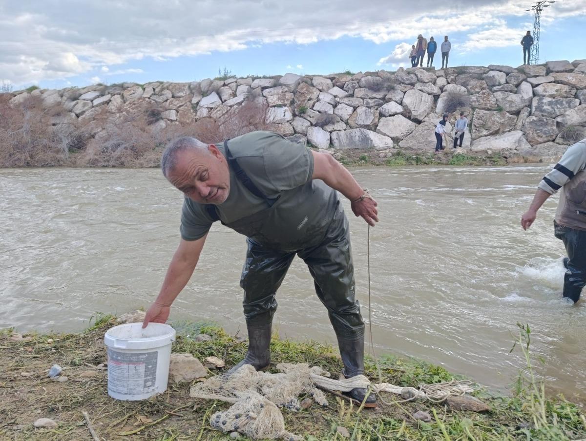 10 yıldır kurak olan çayda balık avladılar! 1