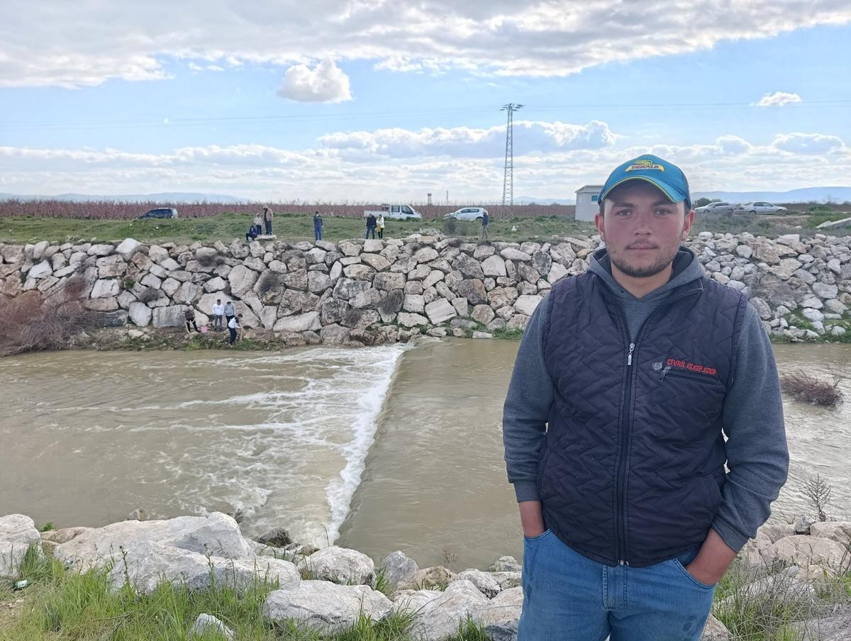 10 yıldır kurak olan çayda balık avladılar! 2