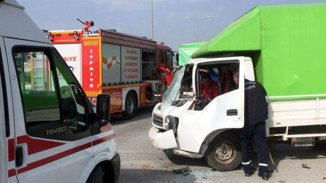 Kamyonet ile kamyon çarpıştı: 1 yaralı