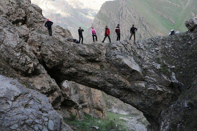 Hakkarili dağcılar Çiçek Vadisine ziyaret