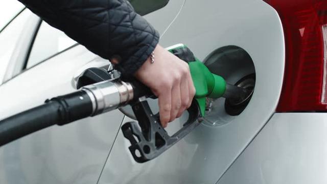 4 lira d&uuml;şt&uuml; 3 lira &ccedil;ıkacak! Motorine zam geliyor