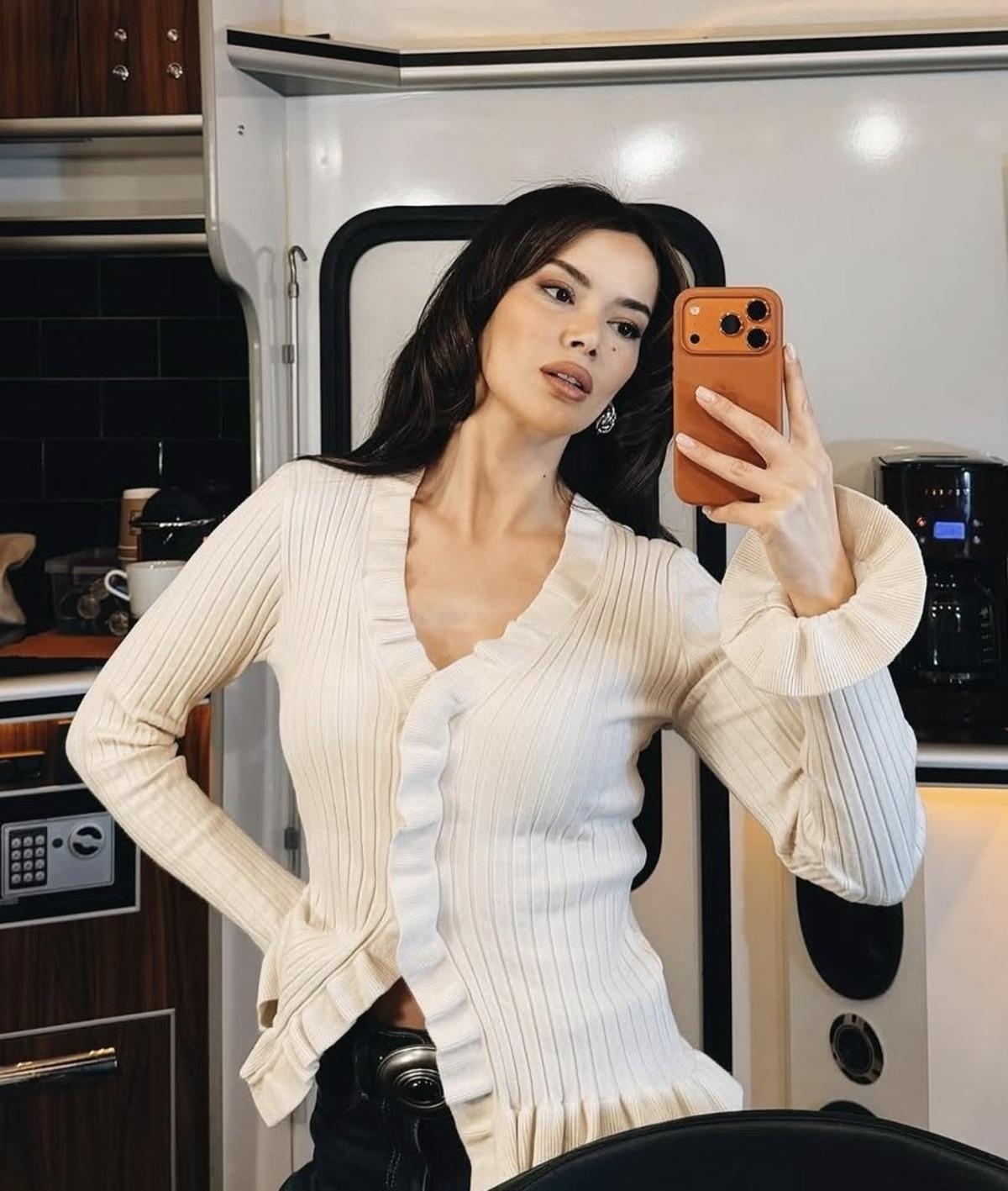 Seray Kaya sette K&uuml;rt&ccedil;e şarkı ile eğlendi! Tepki yağınca sert &ccedil;ıktı 1