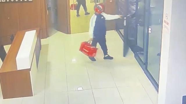 Suç örgütlerine operasyon! Kurye kılığında girip iş insanını silahla alıkoydular