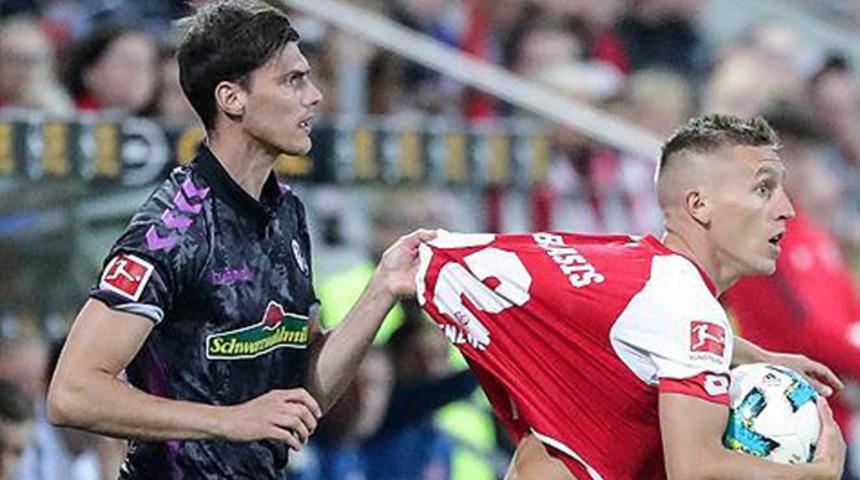 VAR uyardı, hakem futbolcuları soyunma odasından &ccedil;ıkardı