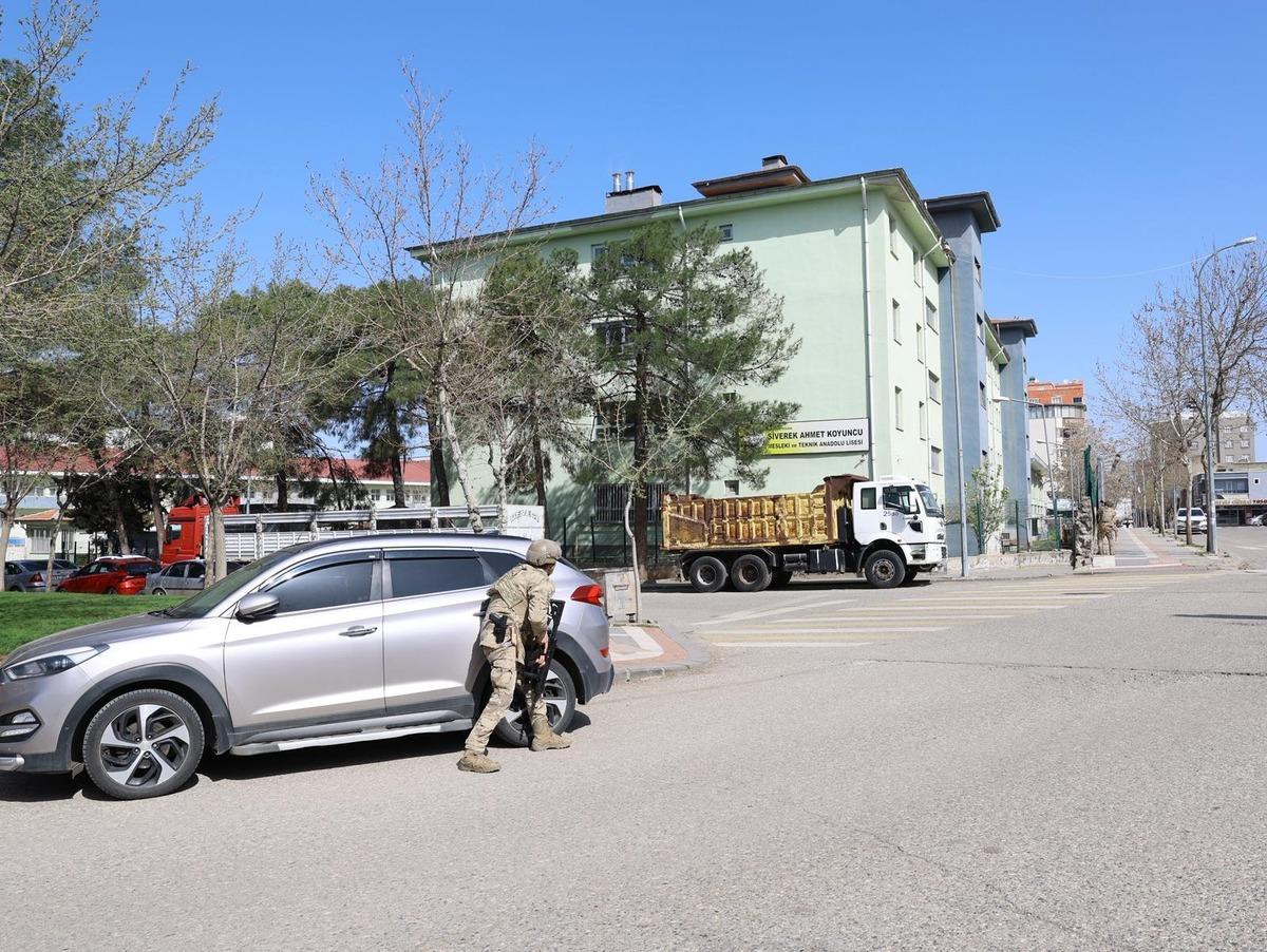 Son dakika | Sosyal medyadaki tehdidi ortaya &ccedil;ıktı! Şanlıurfa da lisede ter&ouml;r estirip intihar etti: 16 yaralı 9