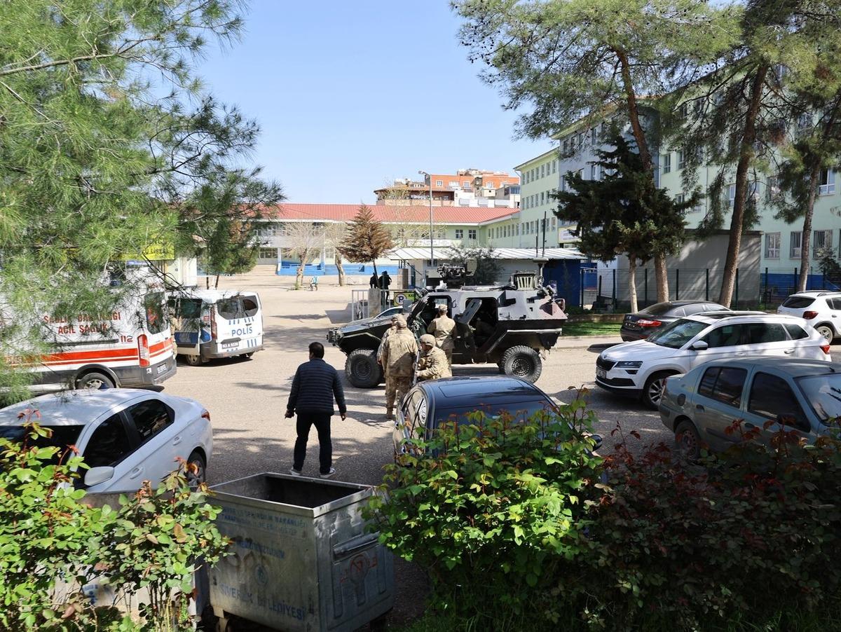 Son dakika | Sosyal medyadaki tehdidi ortaya &ccedil;ıktı! Şanlıurfa da lisede ter&ouml;r estirip intihar etti: 16 yaralı 8