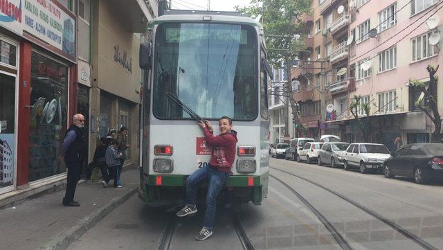 Tramvay arkasında tehlikeli yolculuk cep telefonu kamerasına yansıdı