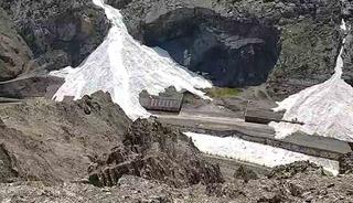 Hakkari S&uuml;mb&uuml;l Dağı&rsquo;nda peş peşe d&uuml;şen &ccedil;ığ g&ouml;r&uuml;nt&uuml;leri korkuttu