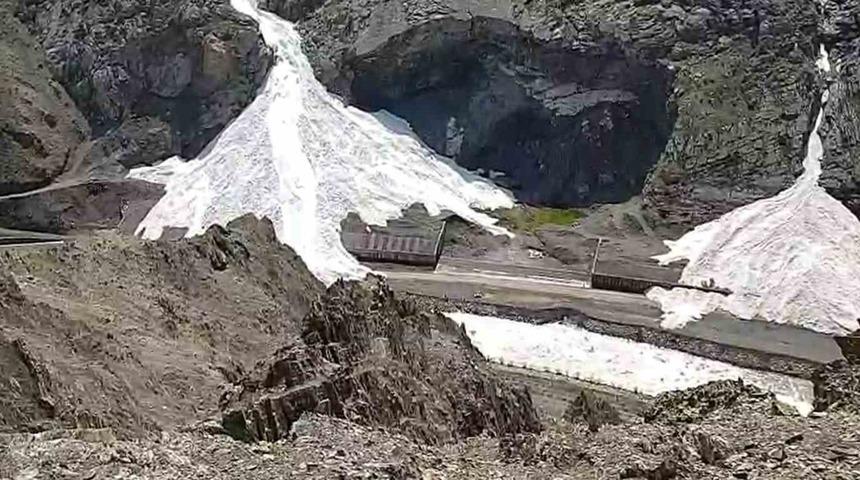 Hakkari S&uuml;mb&uuml;l Dağı&rsquo;nda peş peşe d&uuml;şen &ccedil;ığ g&ouml;r&uuml;nt&uuml;leri korkuttu