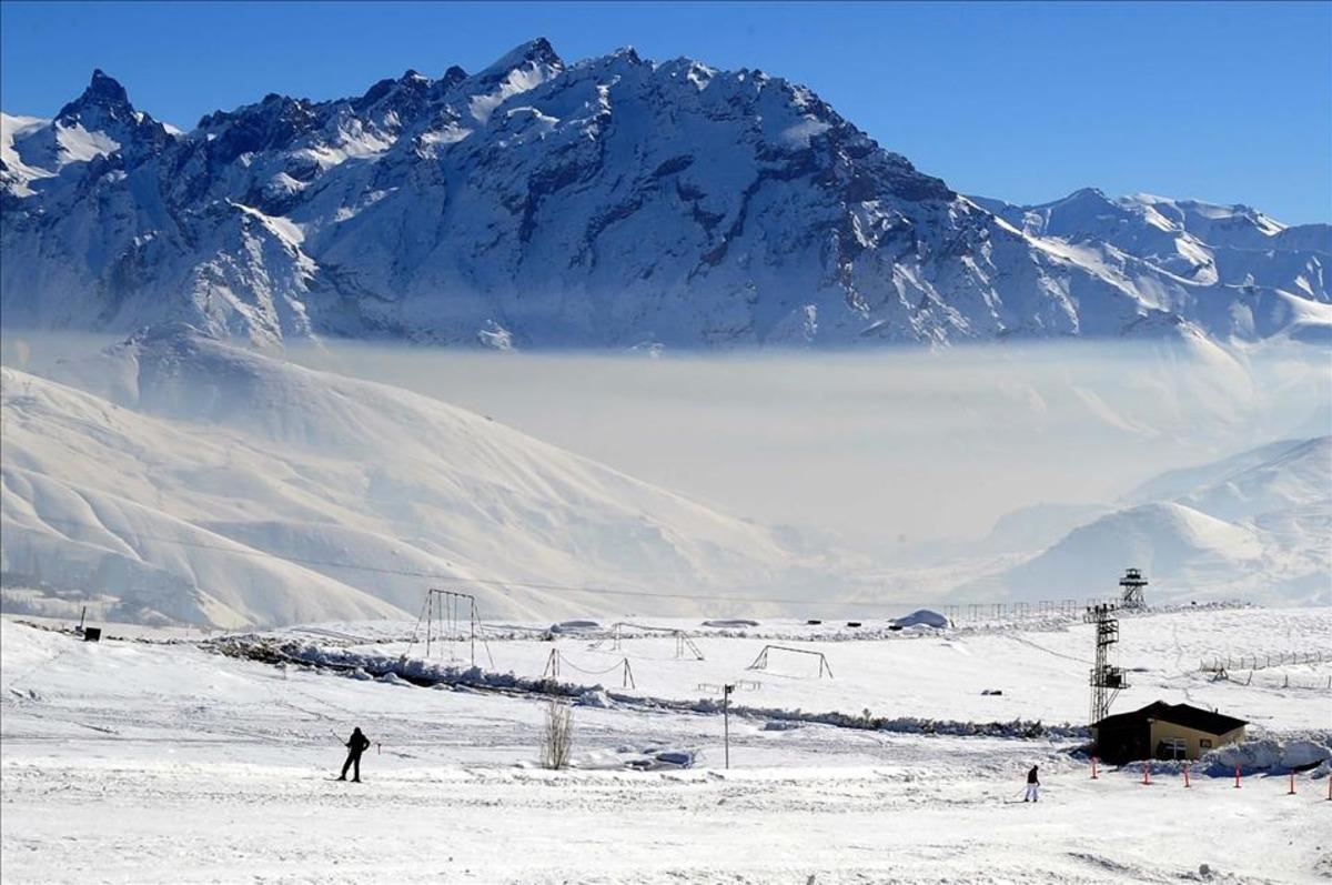 Hakkari Sümbül Dağı’nda peş peşe düşen çığ görüntüleri korkuttu 1