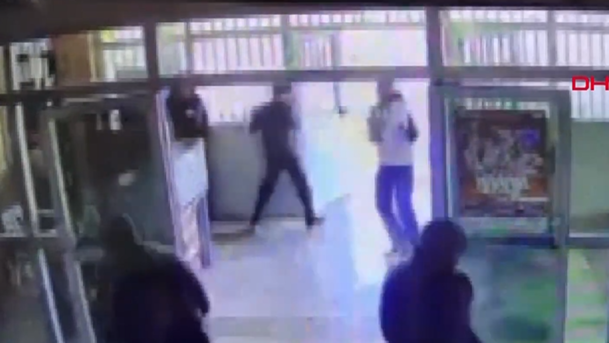Okul koridorunda pompalı tüfekle dehşet saçtı! Şanlıurfa'daki liseye silahlı saldırının görüntüleri ortaya çıktı