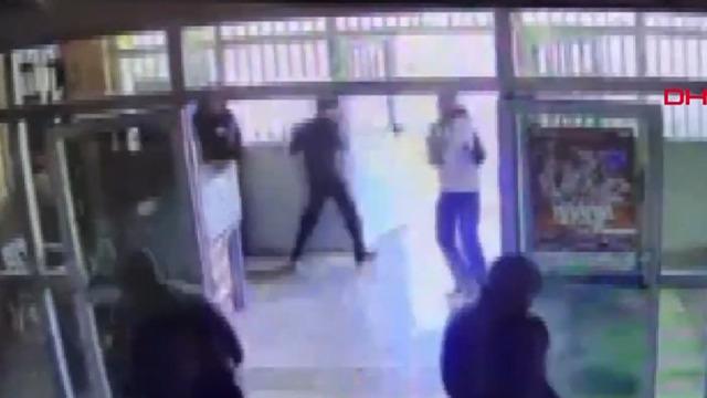 Okul koridorunda pompalı tüfekle dehşet saçtı! Şanlıurfa'daki liseye silahlı saldırının görüntüleri ortaya çıktı