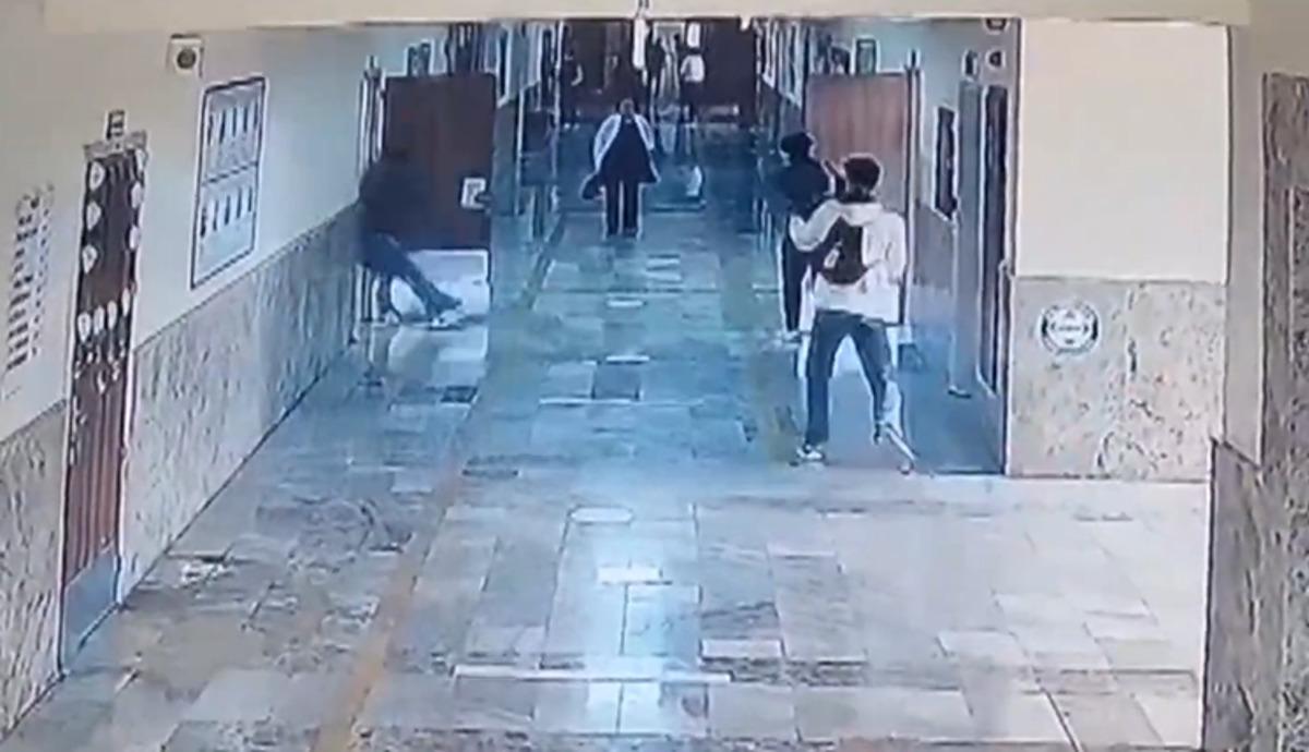 Okul koridorunda pompalı tüfekle dehşet saçtı! Şanlıurfa daki liseye silahlı saldırının görüntüleri ortaya çıktı 1