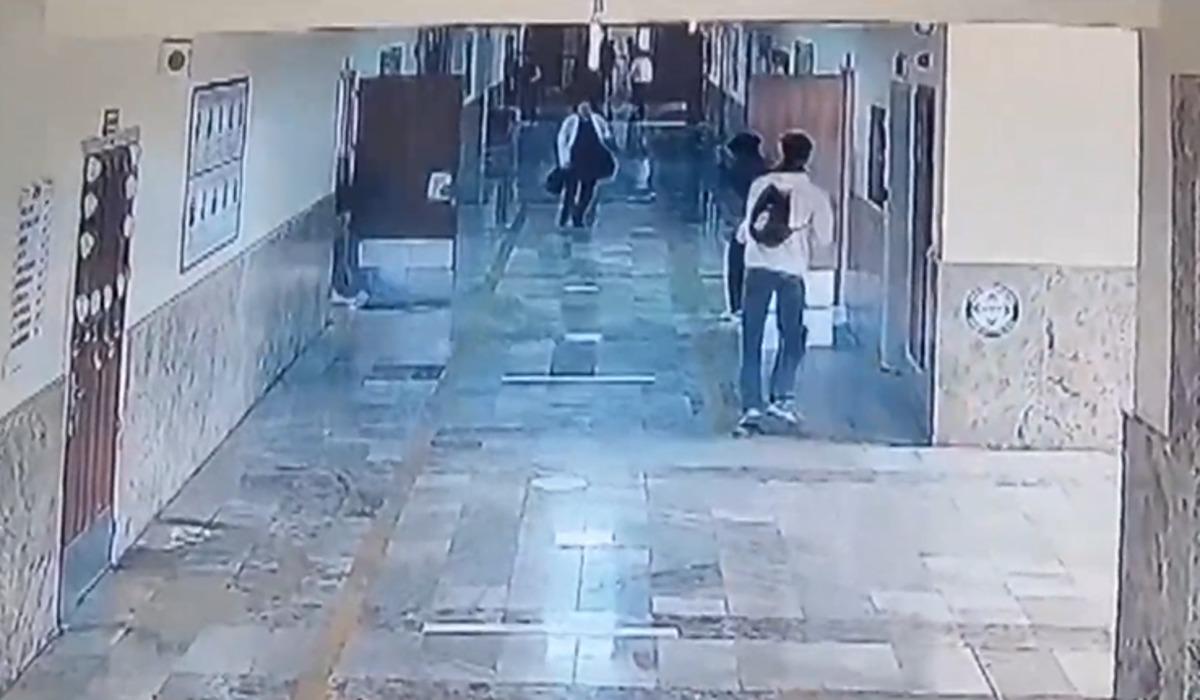Okul koridorunda pompalı tüfekle dehşet saçtı! Şanlıurfa daki liseye silahlı saldırının görüntüleri ortaya çıktı 4
