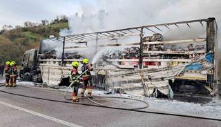 Balıkesir&rsquo;de yanan tır kullanılmaz hale geldi