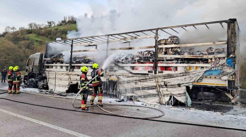 Balıkesir&rsquo;de yanan tır kullanılmaz hale geldi