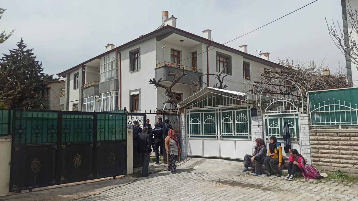 Konya da korkutan görüntü! 3.2 lik depremde büyük çatlaklar oluştu 4