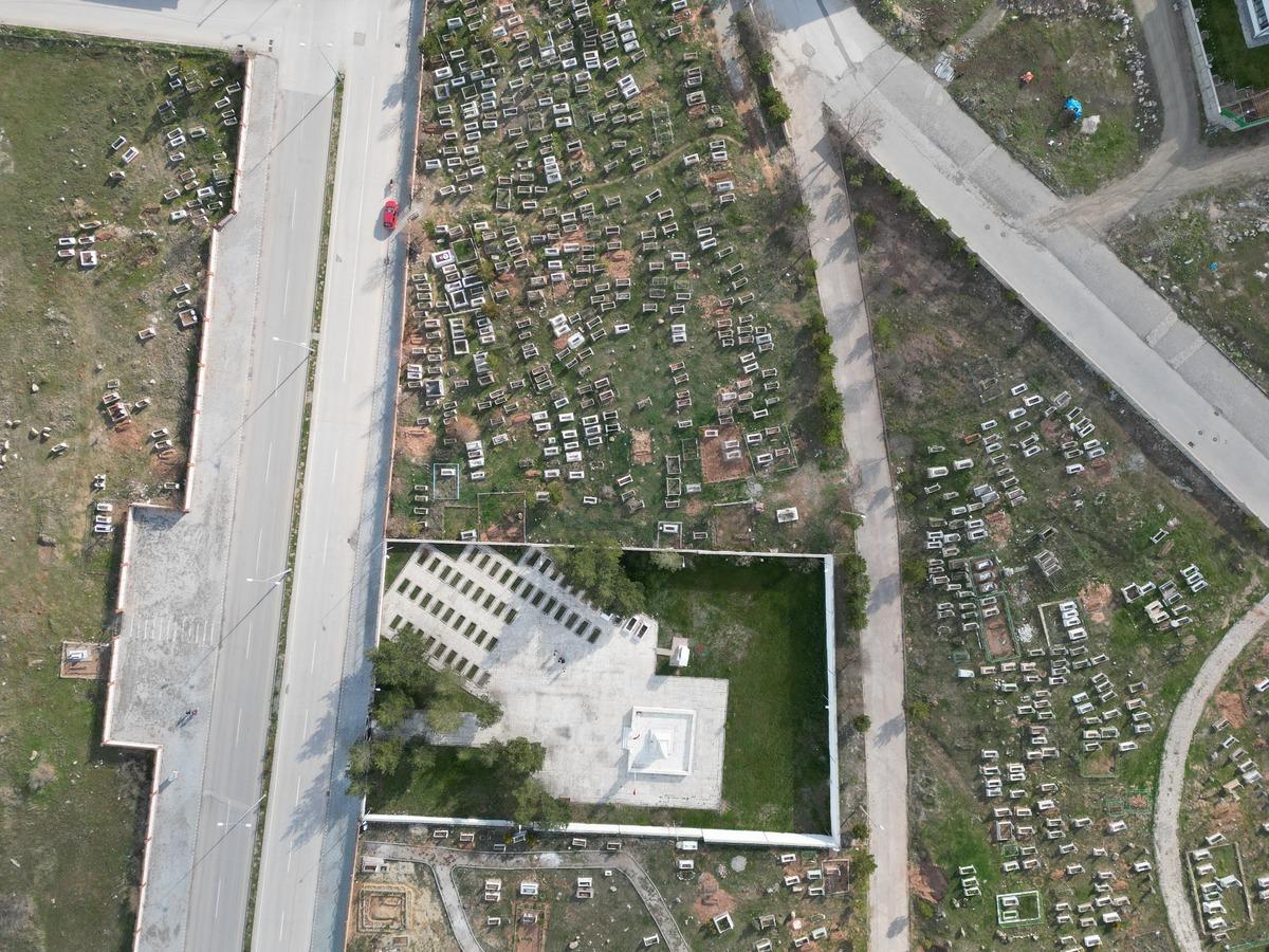 Şehitlerin mezarlarıyla sivillerin mezarları arasındaki fark g&uuml;ndem oldu! 8