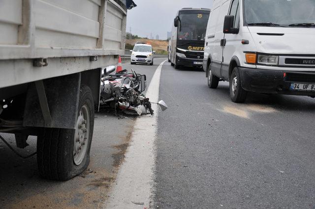 TEM de kamyonete çarpan motosikletin sürücüsü öldü