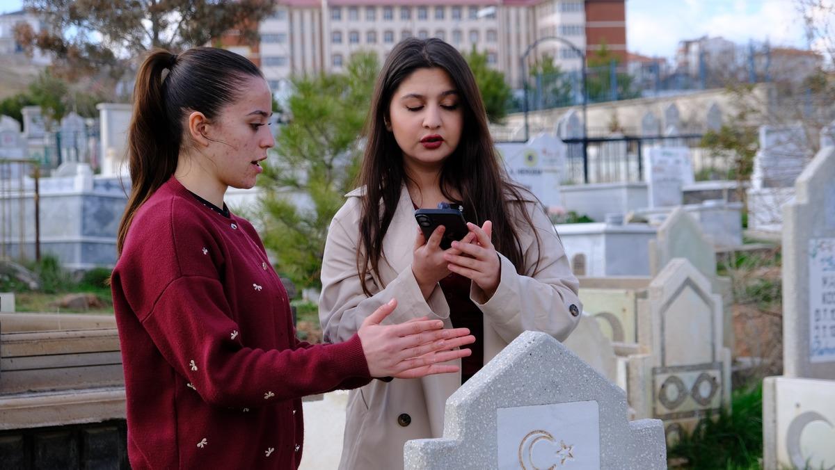 Şehitlerin mezarlarıyla sivillerin mezarları arasındaki fark g&uuml;ndem oldu! 7