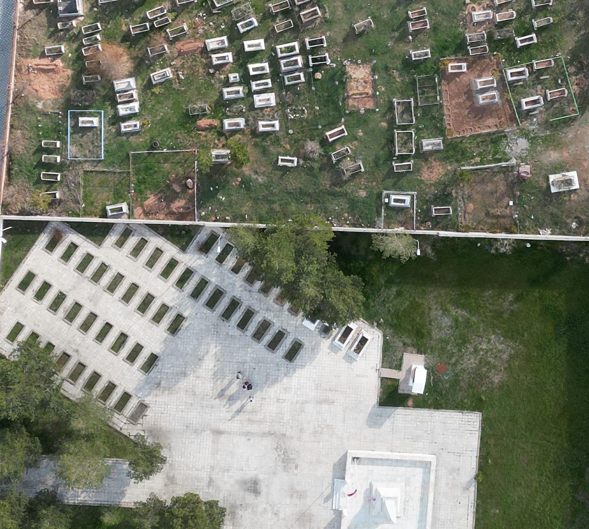 Şehitlerin mezarlarıyla sivillerin mezarları arasındaki fark g&uuml;ndem oldu! 6