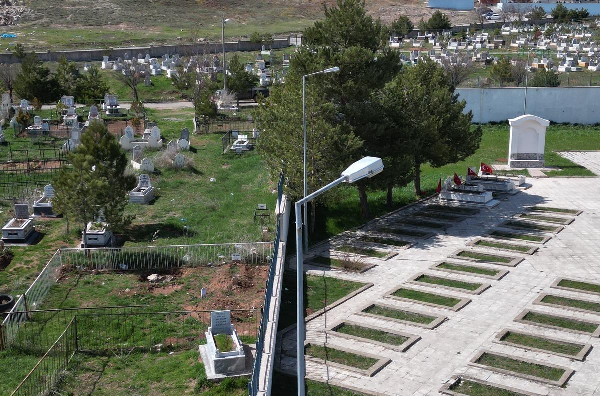 Şehitlerin mezarlarıyla sivillerin mezarları arasındaki fark g&uuml;ndem oldu! 5