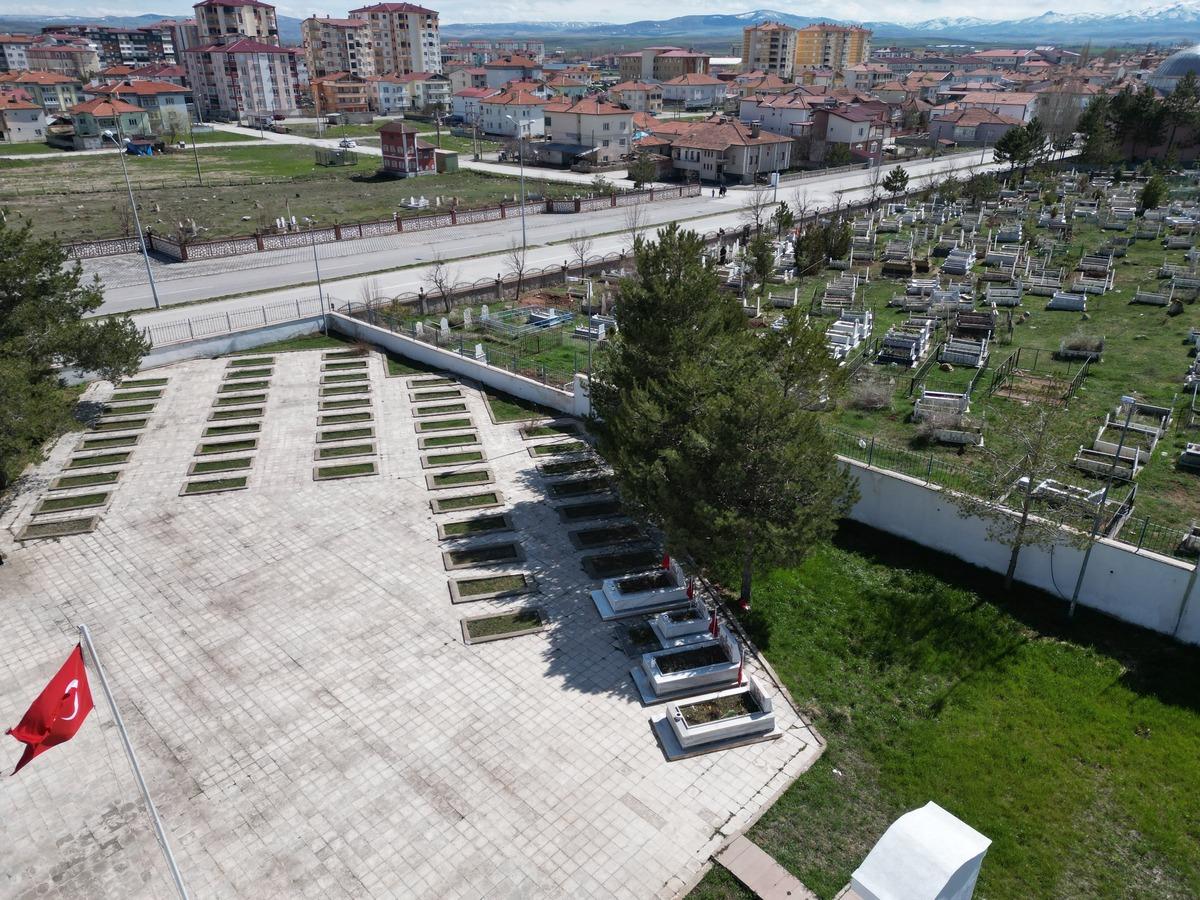 Şehitlerin mezarlarıyla sivillerin mezarları arasındaki fark g&uuml;ndem oldu! 4