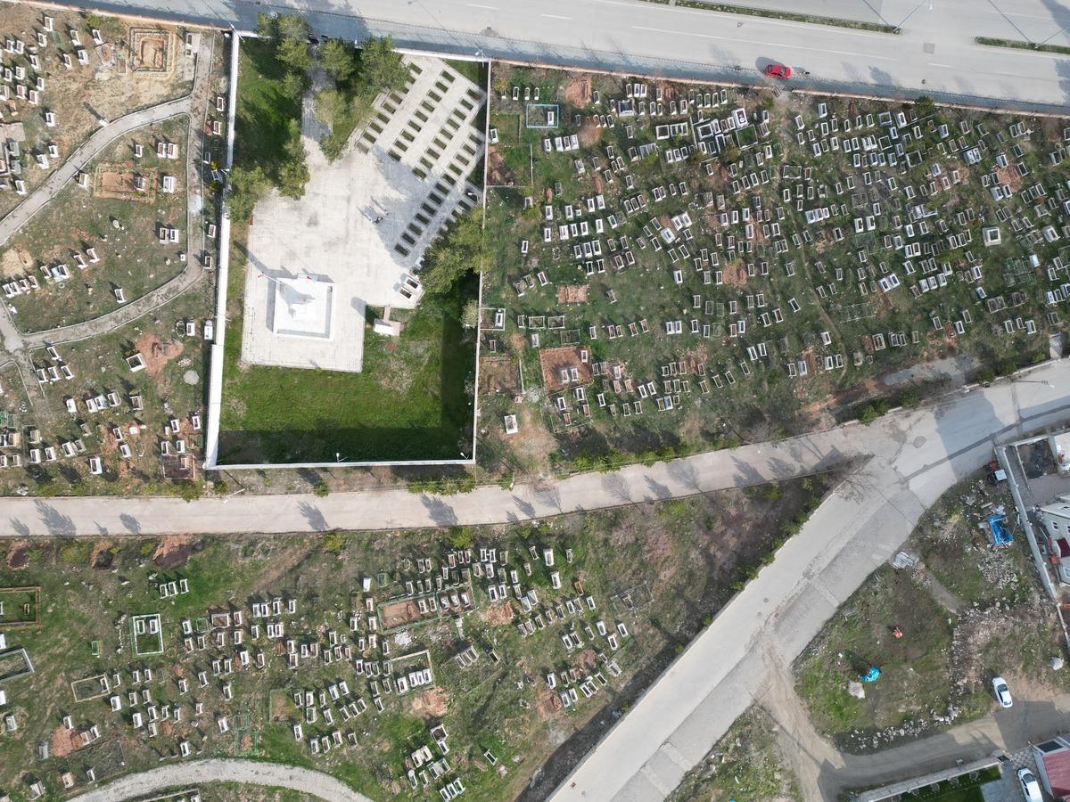 Şehitlerin mezarlarıyla sivillerin mezarları arasındaki fark g&uuml;ndem oldu! 3