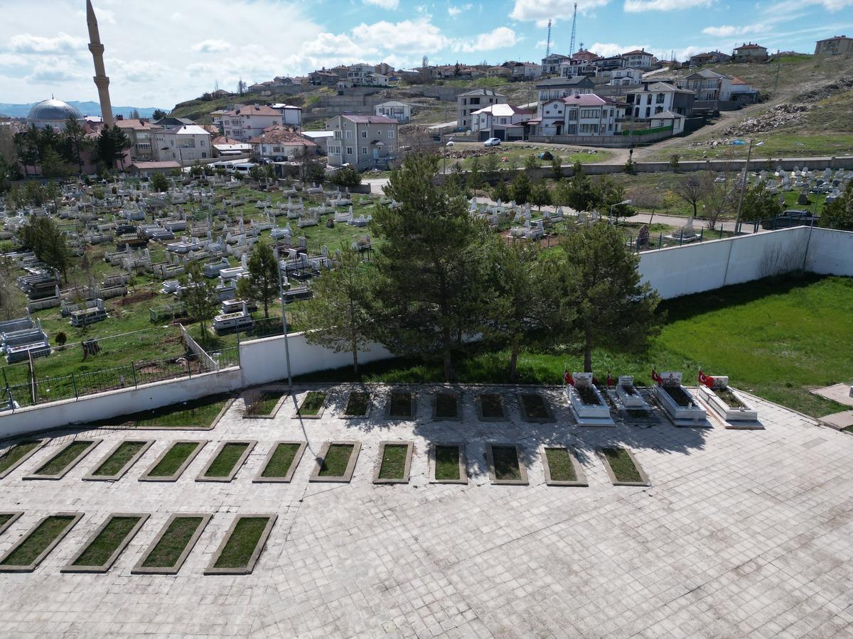 Şehitlerin mezarlarıyla sivillerin mezarları arasındaki fark g&uuml;ndem oldu! 2