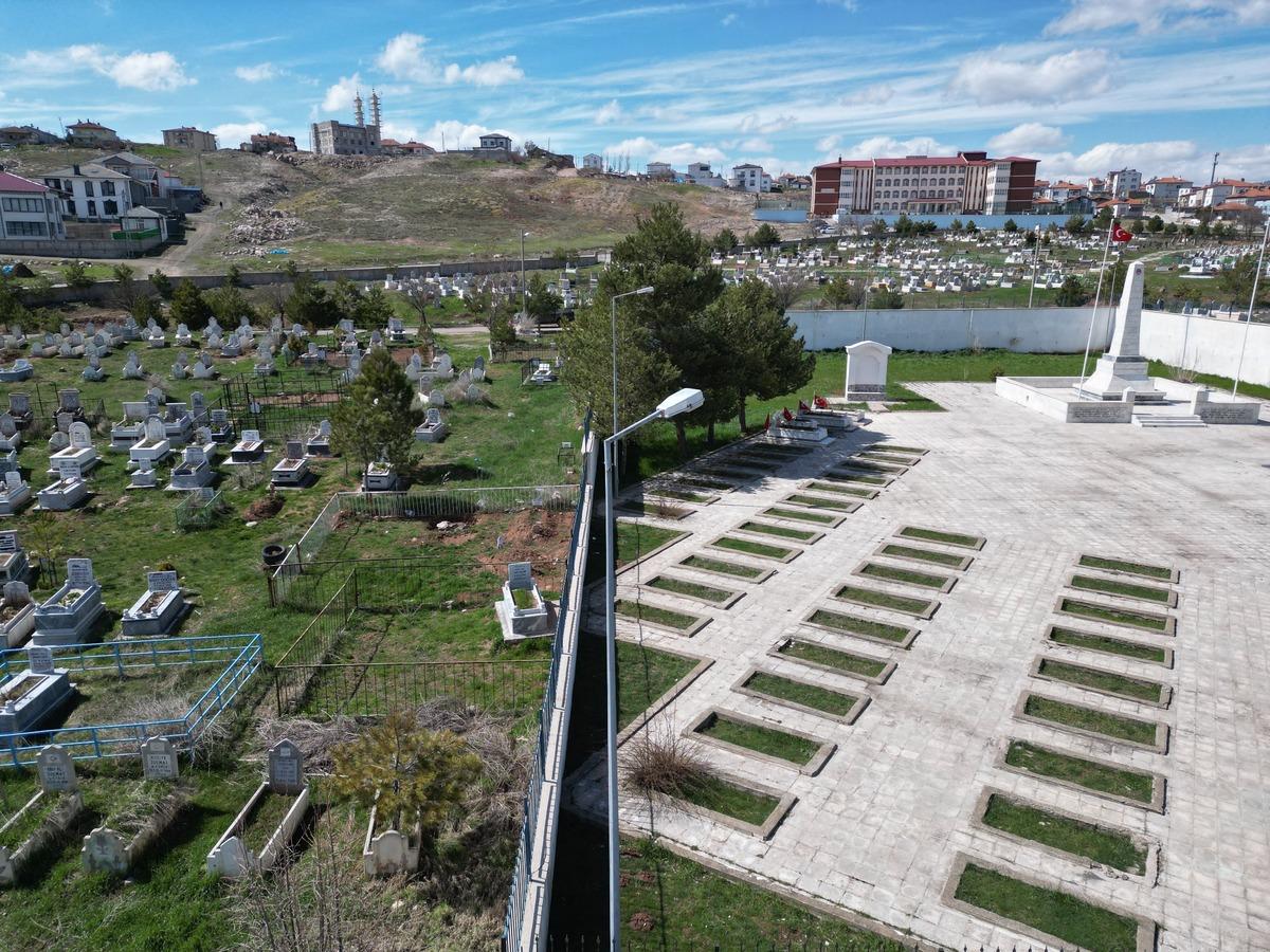 Şehitlerin mezarlarıyla sivillerin mezarları arasındaki fark g&uuml;ndem oldu! 1