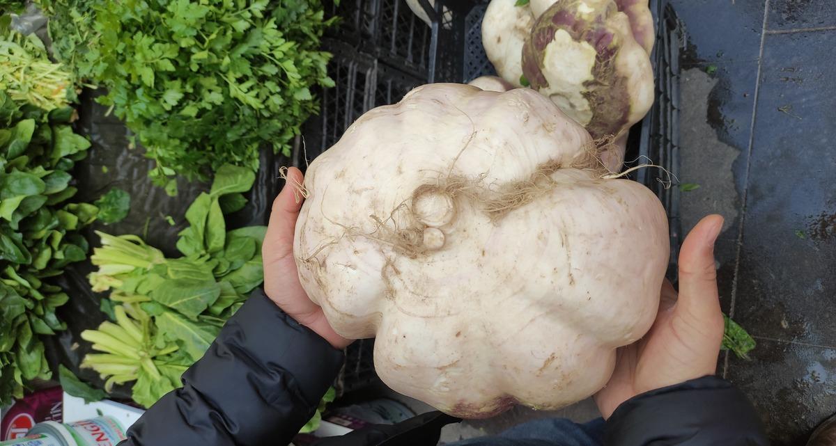 Pazar tezgahında g&ouml;ren inanamadı, telefonuna sarıldı! Tam 4 kilo 4