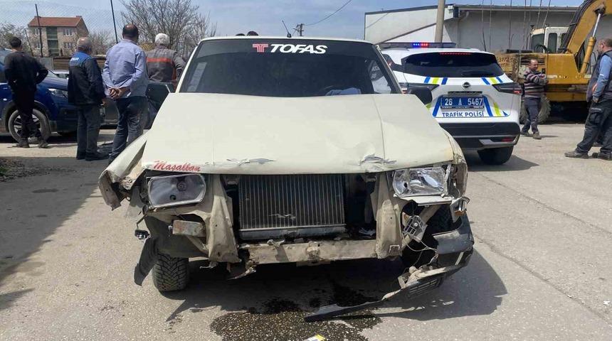 İki ara&ccedil; &ccedil;arpıştı, 4 ara&ccedil; hasar aldı