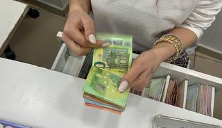 400 Euro bozduracak m&uuml;şteriye fazla para verdi 'Maaşımdan kesilecek'