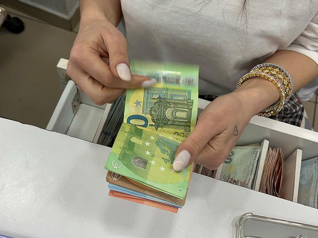 400 Euro bozduracak m&uuml;şteriye fazla para verdi 'Maaşımdan kesilecek, getirsin'