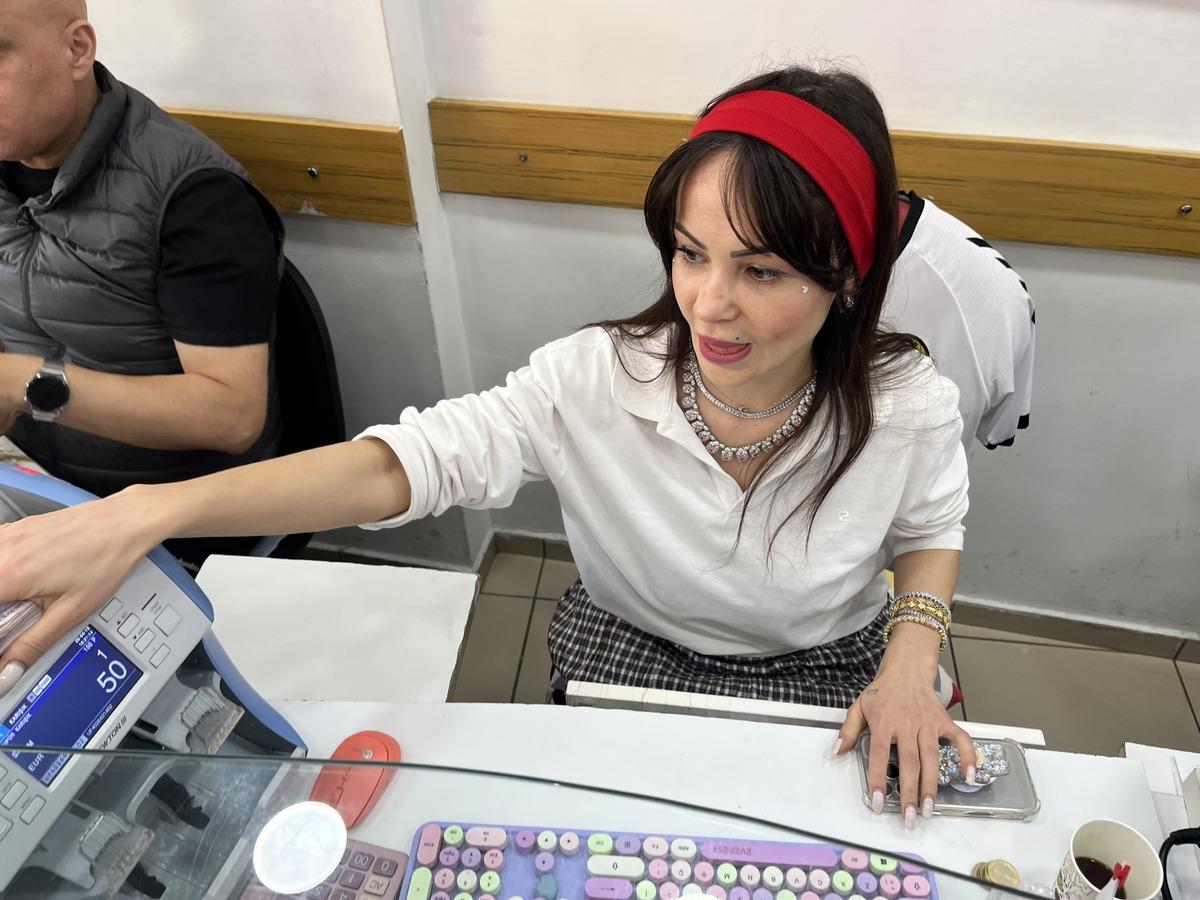 400 Euro bozdurmak isteyen m&uuml;şteriye fazla para verdi 1