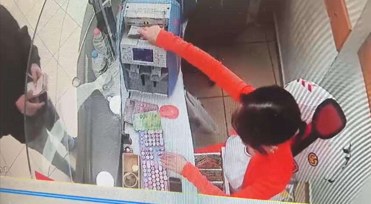 400 Euro bozdurmak isteyen m&uuml;şteriye fazla para verdi 2